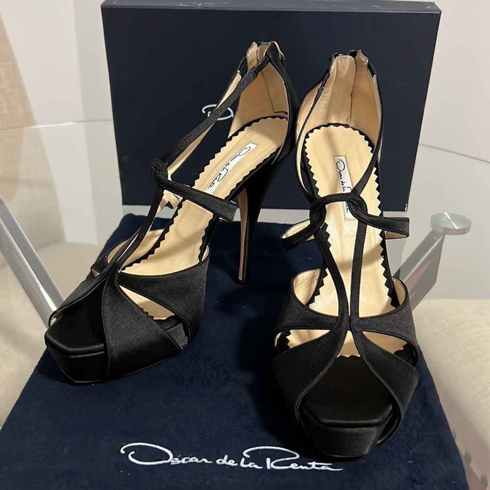 Oscar de la Renta , Black satin high heel